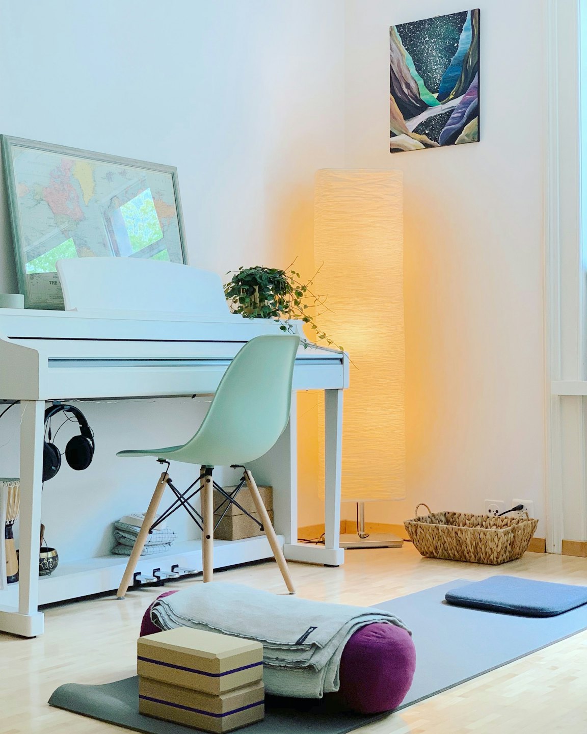 Stanza del benessere domestico con tappetino da yoga, sedia e pianoforte.